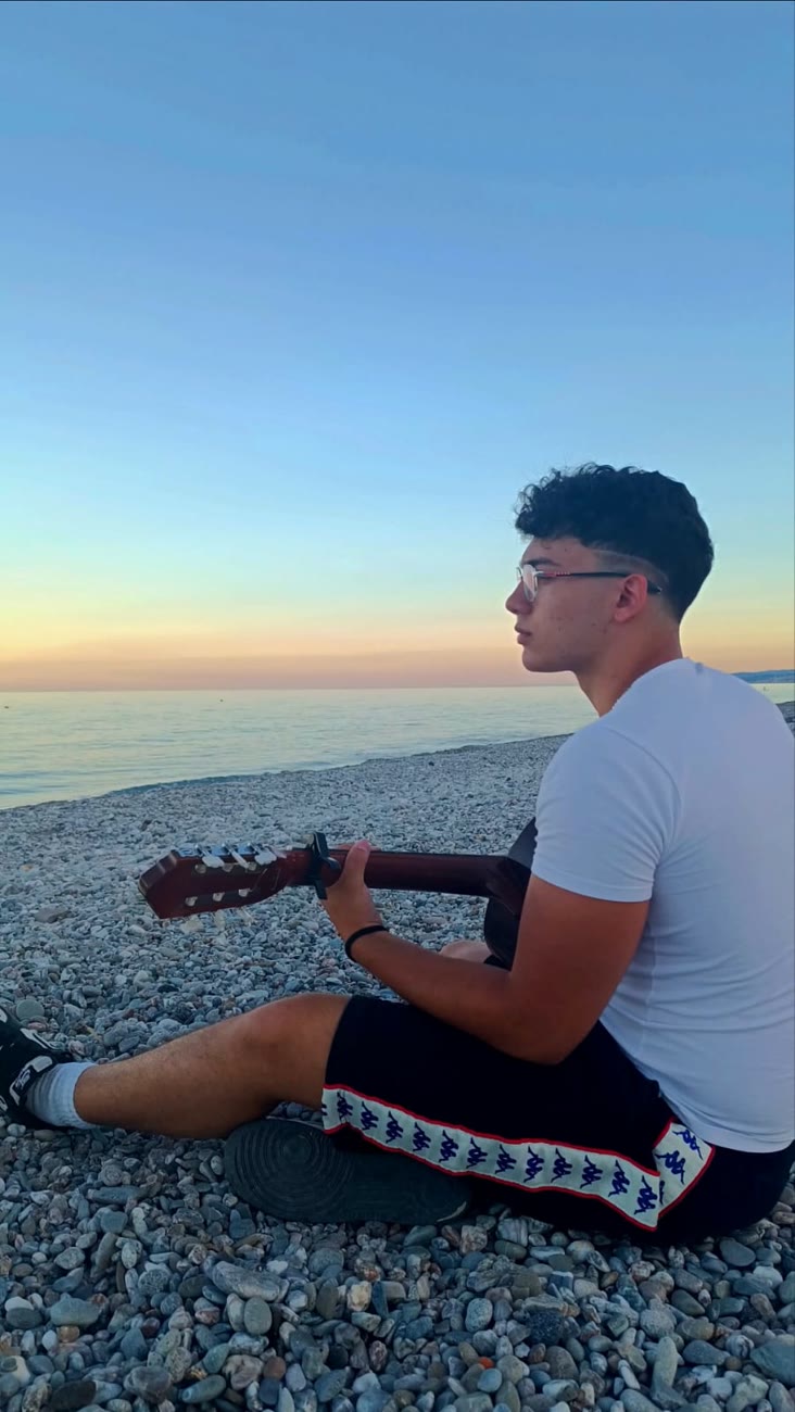 Cristian Calì con la chitarra acustica