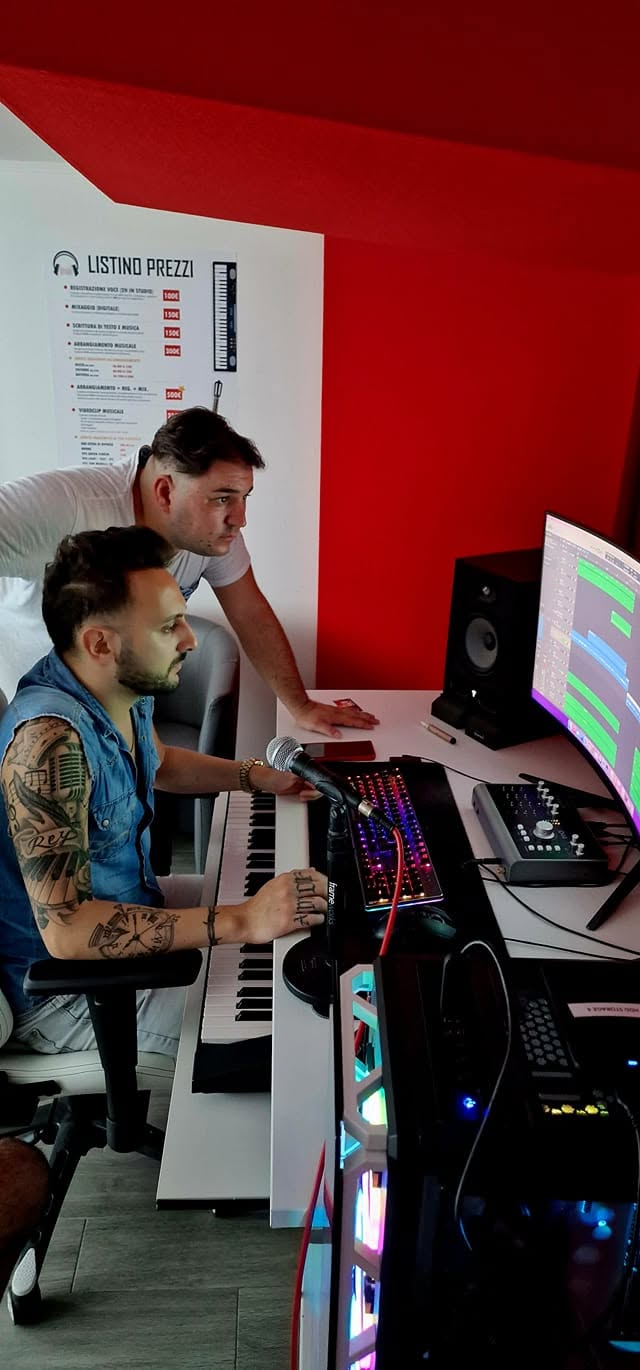 Gianni Pirozzo alla tastiera durante una sessione in studio