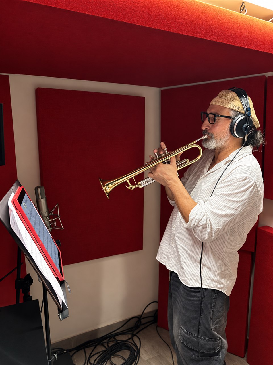 Registrazione di una parte di tromba nello studio Rey Production