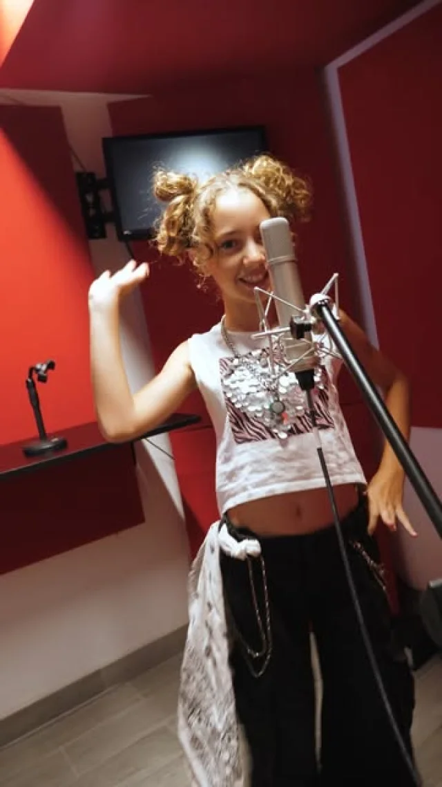 ✨ A soli 11 anni… una giovane K-Pop star sta nascendo! Sonia Guglielmino canta “DRIP” delle BABYMONSTER in coreano e inglese, dimostrando una grinta e una sicurezza davvero sorprendenti per la sua età. 🎤🔥 11 anni, tanta passione e un sogno grande: il K-Pop!