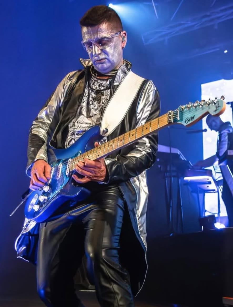 Gianluca Martino sul palco con i Rockets, chitarra e look argento della band