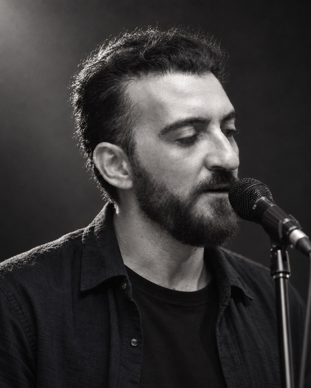 Matteo Freni, in arte Brake, ritratto in bianco e nero mentre canta al microfono