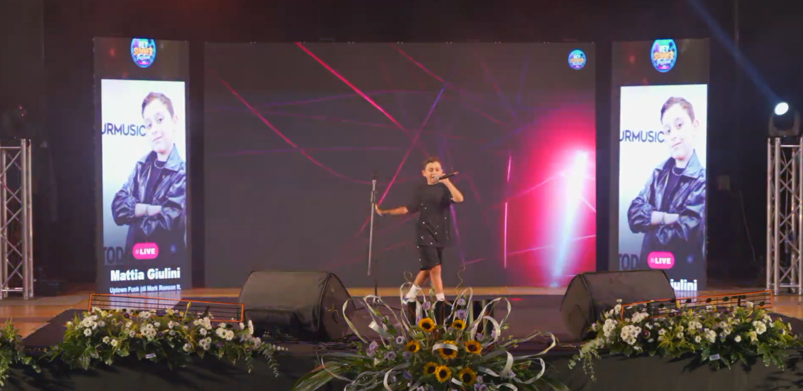 Mattia Giulini sul palco del Rey Summer Festival