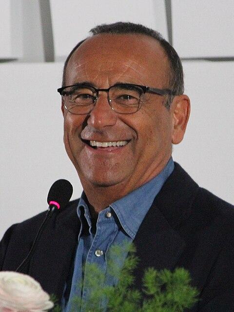 La polemica dei jeans: Carlo Conti nella bufera per la battuta sessista alla moglie