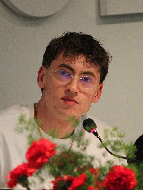 Tredici Pietro al Festival: il figlio di Gianni Morandi si racconta all'Ariston con 'Uomo che cade'